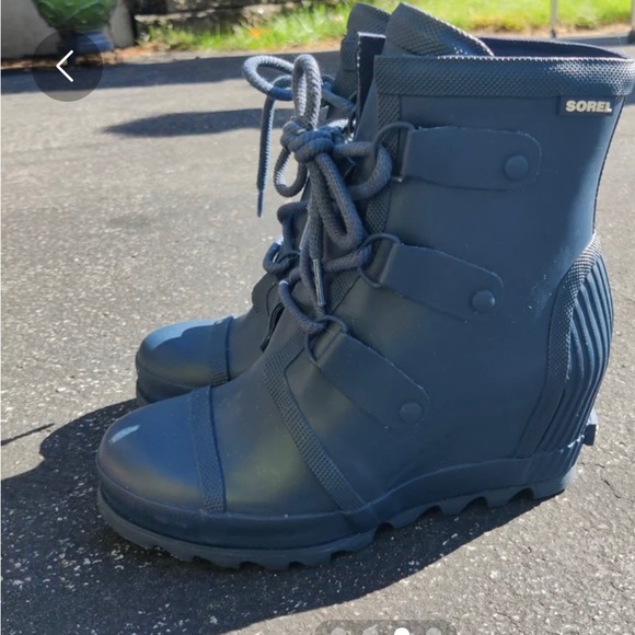 SOLD!!Sorel wedge very cool blue ankle size 8 rain boots - Picture 7 of 7